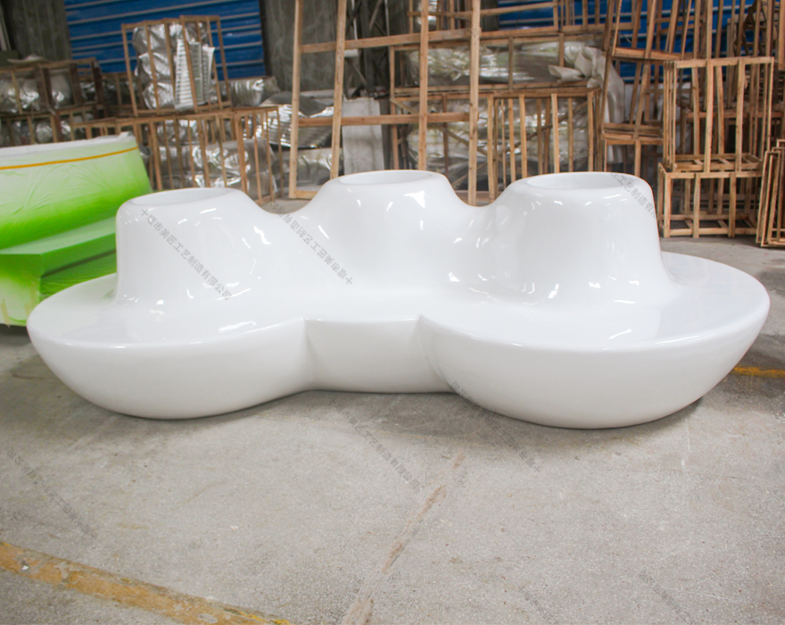 白色橢圓花盆座椅